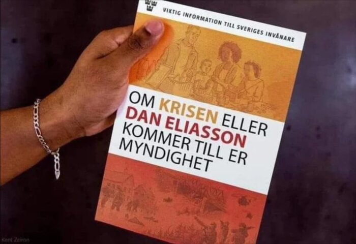 En hand som håller en broschyr med texten "Om krisen eller Dan Eliasson kommer till er myndighet" på omslaget.