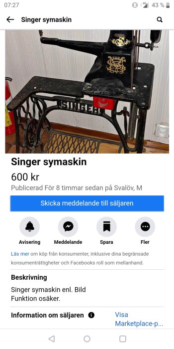 Antik Singer symaskin med metallfotpedal och detaljer i svart och guld, till salu för 600 kr.