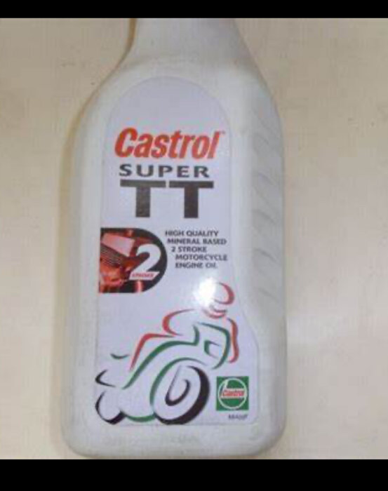 Flaska Castrol Super TT högkvalitativ mineralbaserad 2-takts motorcykelolja.