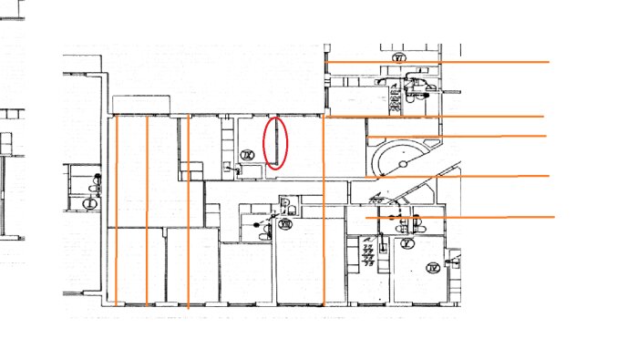 Planritning av en lägenhet med den inringade väggen i mitten. Takstolarnas riktning är markerad med orange linjer längs planritningen.