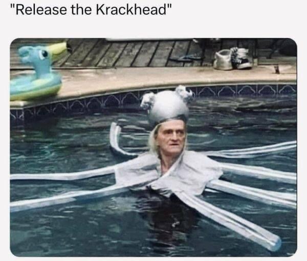 En person i en pool bär en bläckfiskdräkt med flera tentakler och en hatt med ögon, texten över bilden lyder "Release the Krackhead".