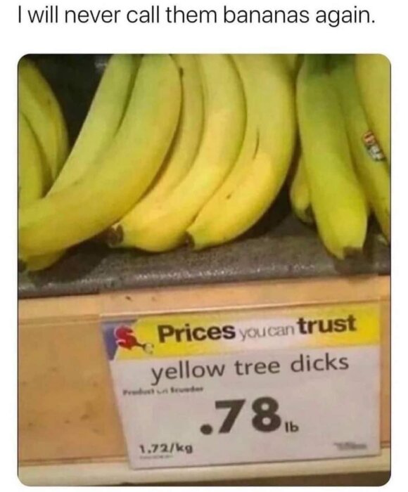 Bananer med ett humoristiskt felaktigt produktnamnsskylt som kallar dem "yellow tree dicks" och anger priset som 0,78 dollar per pund.