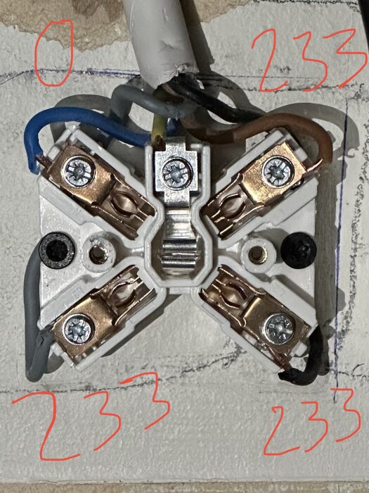 Elanslutning med kopplingar och färgade kablar, text runtom visar spänningarna 0 V och 233 V. Användaren misstänker en felkoppling av induktionshällens kontakt.