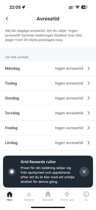 Skärmdump av en app som visar inställningar för dagliga avresetider för elbilsladdning där varje veckodag kan anpassas, samt en notis om Grid Rewards.