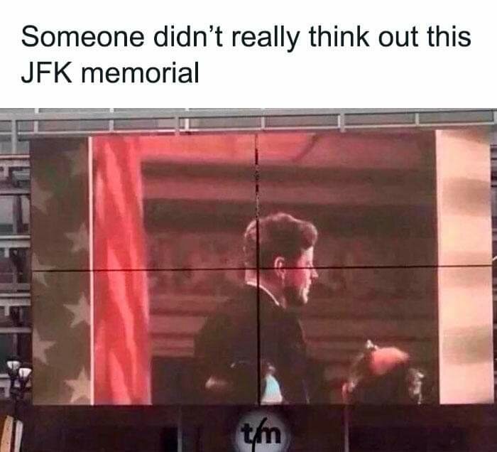 Stor bildskärm med minnesbild av JFK, där stödstrukturen delar hans huvud och kropp i fyra delar med texten "Someone didn't really think out this JFK memorial".