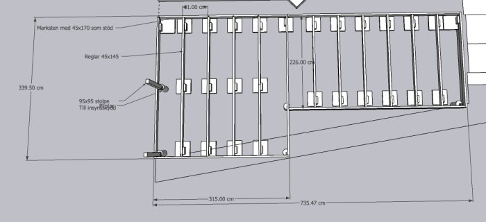 Byggplan för altan med marksten, reglar och plintar specificerade. Mätningar visar 339,5 cm bredd, 735,47 cm längd. Markduk och makadam planerade för stabilitet.