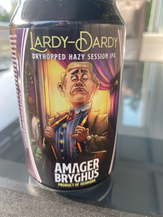 Burk med ölen "Lardy Dardy" från Amager Bryghus. Etiketten visar en tecknad person i kostym och texten "Dryhopped Hazy Session IPA".