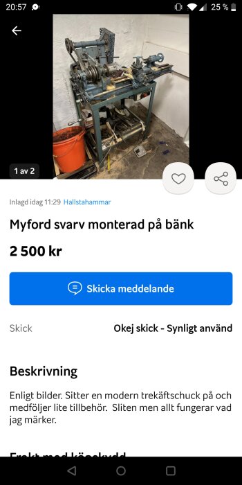 Myford-svarv monterad på bänk i ett verkstadsutrymme, sedd bredvid en orange hink och diverse verktyg och material på bänken och golvet.