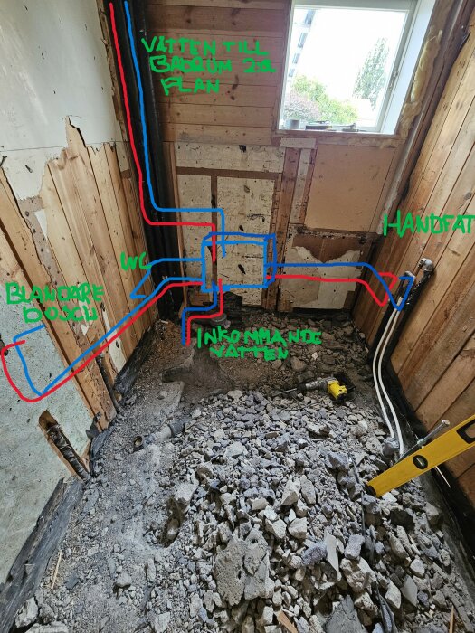 Bild på ett renoverat rum med trasig golvyta och väggar, ritningar för vattenslangar markerade med färger och text: "Handfat," "WC," "Blandare," och "Inkommande vatten.