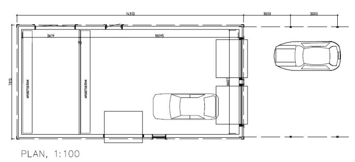 Ritning över ett garage med måtten 14513 x 3312 mm, carport, kallförråd och arbetsbankar. Två bilar är markerade; en i garaget och en i carporten. Skala: 1:100.