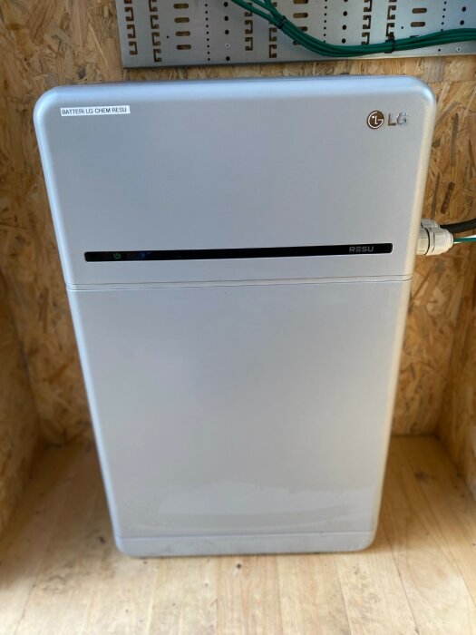 LG RESU 10H PRIME HV 10 kWh batteri installerat på en vägg i ett fritidshus, del av solcellsinstallation med Enwitec för nödström.