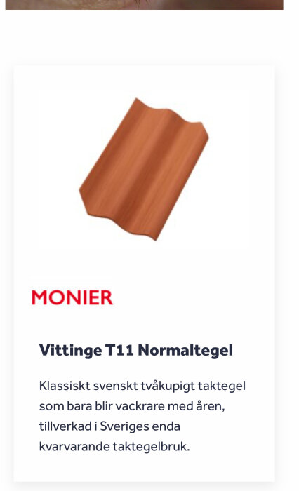 Bild av Vittinge T11 Normaltegel, ett klassiskt svenskt tvåkupigt taktegel i rödbrun färg. Text beskriver dess hållbarhet och svenska tillverkning.