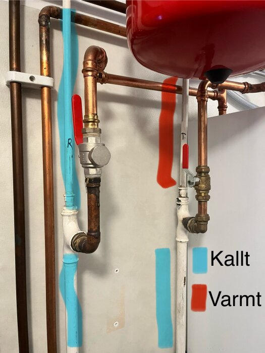 Rörsystem med färgmarkeringar som visar kallt (blå) och varmt (röd) vatten. VVS-komponenter inkluderar en shunt och ett expansionskärl.