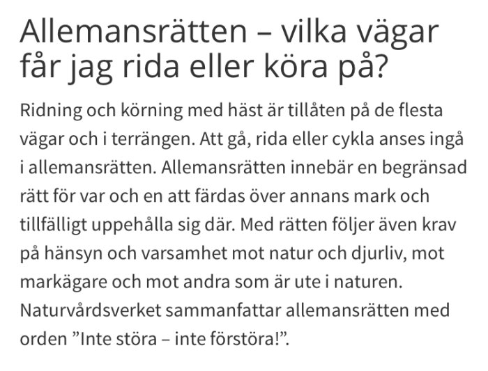 Skylt som förklarar allemansrättens regler för ridning och körning med häst, med detaljer om tillåten användning av vägar och krav på hänsyn.