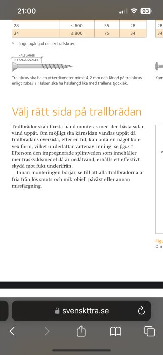 Bild av ett dokument från Svenskt Trä som beskriver hur trallbrädor ska monteras. Inkluderar texten “Välj rätt sida på trallbrädan” och en illustration av en trallskruv.