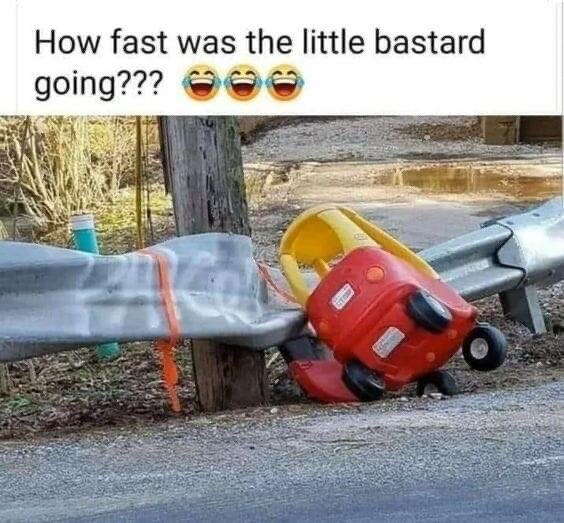 Röd leksaksbil kraschat in i ett vägräcke med buckla och texten "How fast was the little bastard going???" följt av skrattande emoji.