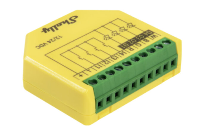 Gul och grön enhet märkt Shelly 12-24V DC med flera anslutningsportar på en sida.