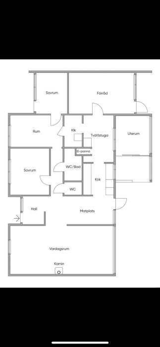 Planritning av ett hus som visar rum som sovrum, kök, vardagsrum, WC/bad, hall, utrymme med el-panna, tvättstuga, klädkammare, förråd och uterum.