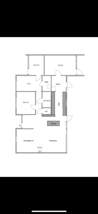 Planritning av hus med entré, förråd, kök, vardagsrum, matplats, två sovrum, rum, tvättstuga, WC/bad och WC. Infarten är ansluten till entrén till förrådet.