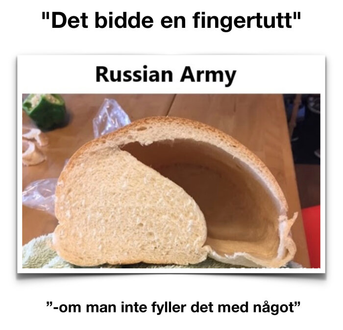 Ett bröd med en stor urhålkning som gör att det liknar ett skal snarare än ett fullständig bröd, med texten "Russian Army".