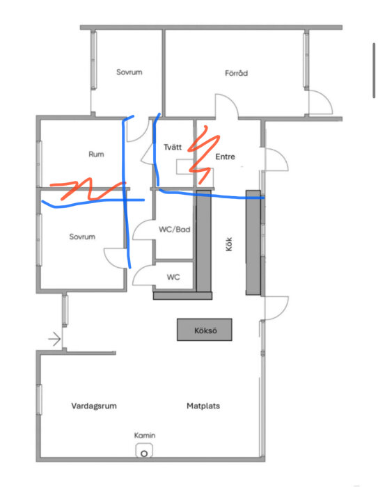 Planritning över hus med ändringar markerade i blått och rött för att skapa extra sovrum, större groventré med tvättstuga och övriga rum.