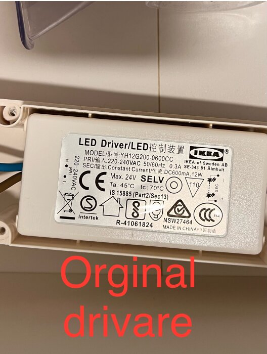 LED-drivare från IKEA (modell YH12G200-0600CC) med specifikationer synliga på etiketten. Texten "Original drivare" står skriven i rött på bilden.