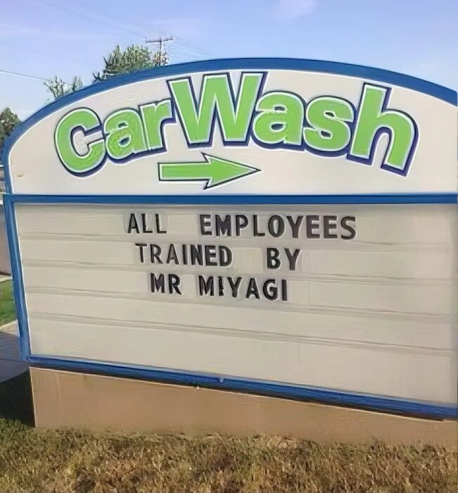 En skylt för en biltvätt med texten "All employees trained by Mr Miyagi".