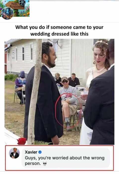 Bild på ett bröllop där brudgummen och bruden står framför en gäst klädd i en tröja och shorts. En bildtext säger "Guys, you're worried about the wrong person.