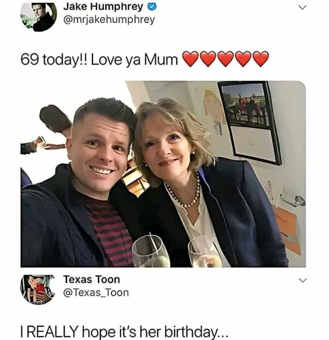 Selfie av man med kort hår och kvinna med kort blont hår, leende och håller varsitt vinglas. Text ovanför: "69 idag! Älskar dig mamma ❤️❤️❤️❤️❤️.