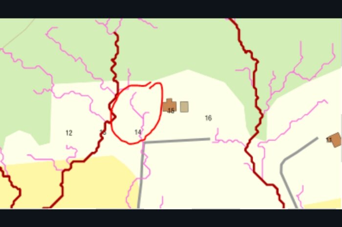 Karta över tomter markerade med nummer 12, 14, 15 och 16, med dagvattenådror noterade i rött. Område runt tomt 14 är inscircult i rött.