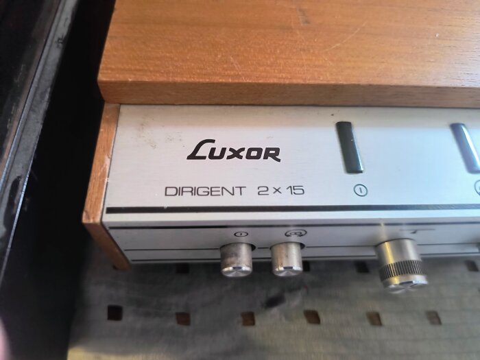 Luxor Dirigent 2x15 stereoanläggning i trä- och metallfinish, avbildad i närbild med dess knappar och vred synliga.