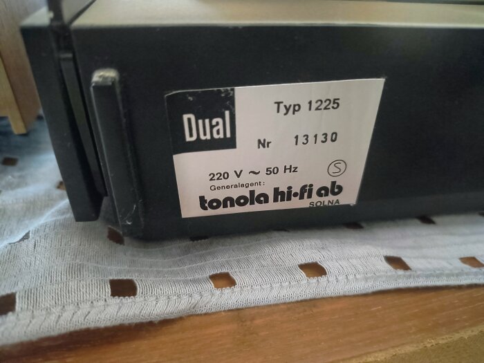 Stereoanläggning av märket Dual Typ 1225 med serienummer 13130 och generalagent Tonola Hi-Fi AB, Solna.