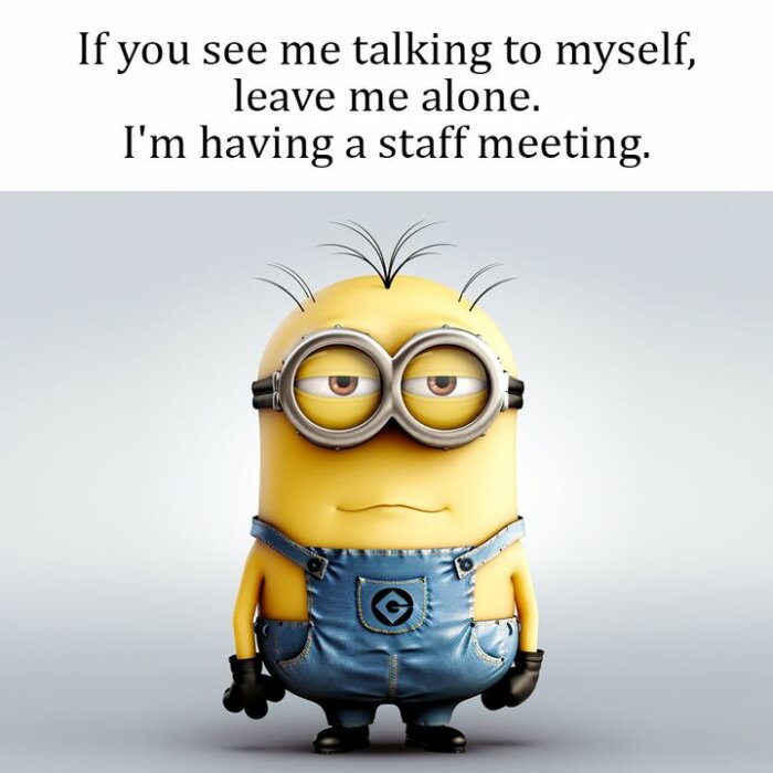 En minion med trött ansiktsuttryck, iförd överallsbyxor och skyddsglasögon, står framför en vit bakgrund. Text ovanför säger: "If you see me talking to myself, leave me alone. I'm having a staff meeting.