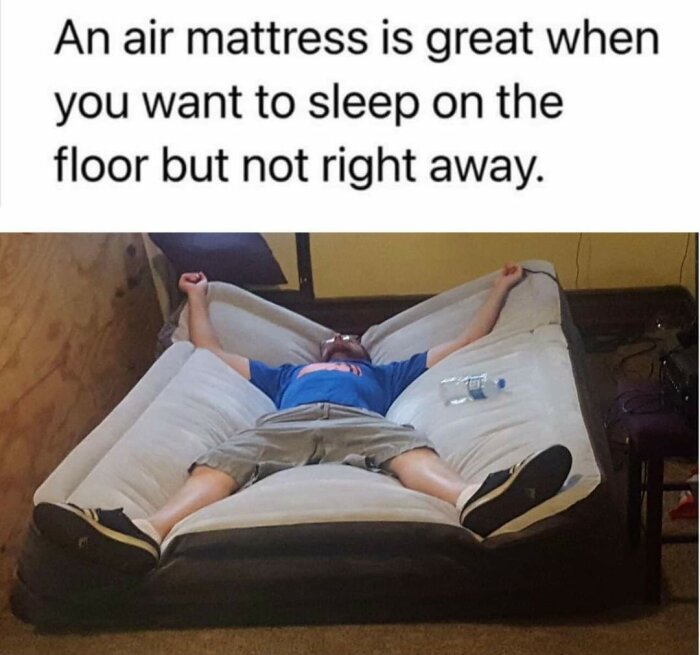 En man ligger på ett delvis uppblåst luftmadrass som har vikt sig under honom. Texten ovanför bilden lyder "En luftmadrass är bra när du vill sova på golvet men inte direkt.