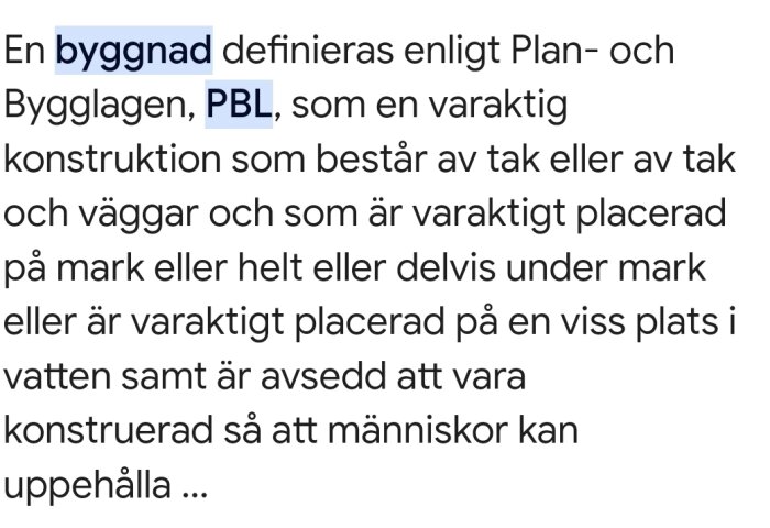 Utdrag från text som definierar en byggnad enligt Plan- och Bygglagen (PBL), inklusive krav som att det är en varaktig konstruktion med tak och väggar.