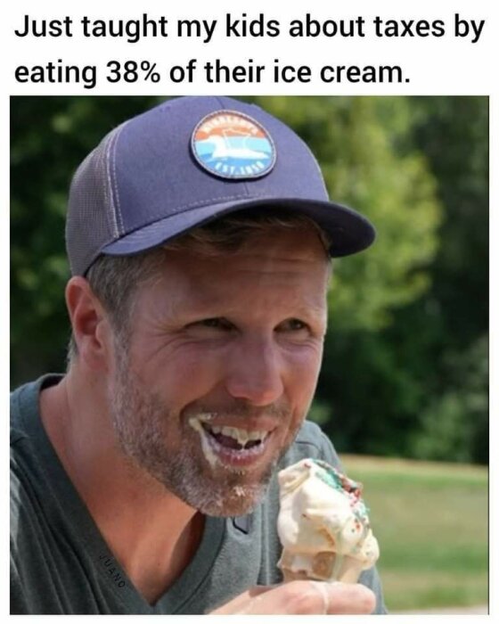 Man med skägg och keps äter glass och har glass över munnen. Text ovan bilden: "Just taught my kids about taxes by eating 38% of their ice cream.