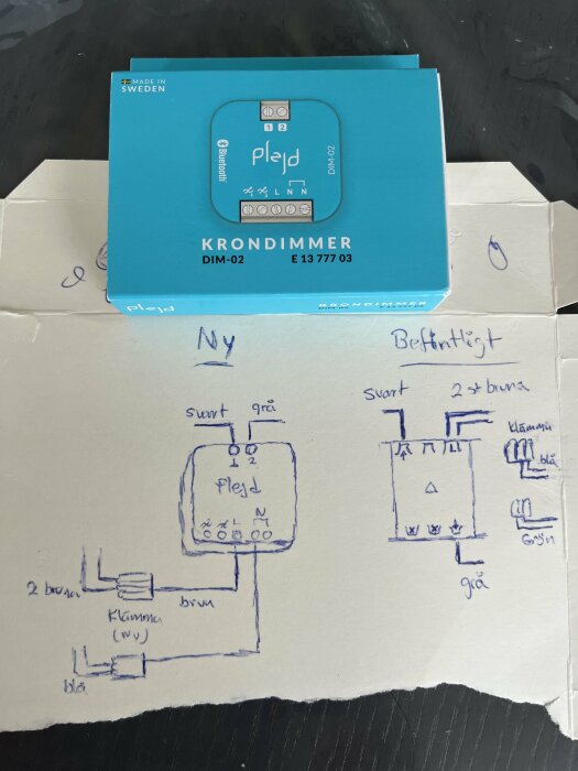 Handritad skiss av elinstallation för en ny kronbrytarinstallation med en blå Plejd-dimmer ovanpå, jämfört med den befintliga installationen.