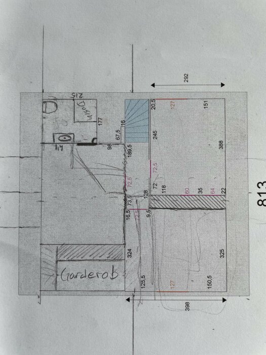 Handritad skiss över övervåningen med sadeltak, inkluderar fasta mått och märkningar, en garderob och ett badrum placerat på grund av avloppssystemet.