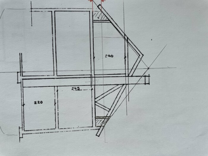 Byggnadsritning som visar en toalett med avloppssystem markerat, där toaletten ska vara placerad enligt avloppsuppsättning. Room dimensions 220, 245, 240.