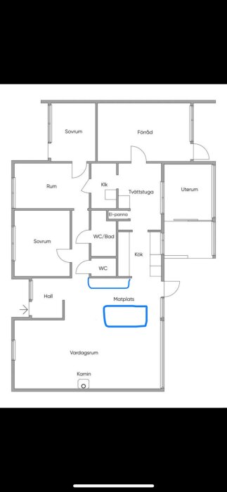 Planskiss över ett hus med markerade områden för tvättstuga och matplats. Rummen inkluderar sovrum, kök, vardagsrum, WC och badrum.