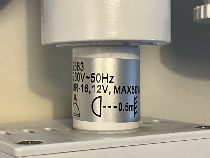 Transformator med märkningen 2583 230V~50Hz MR-16, 12V, MAX50W och ett avståndssymbol som visar 0.5m.