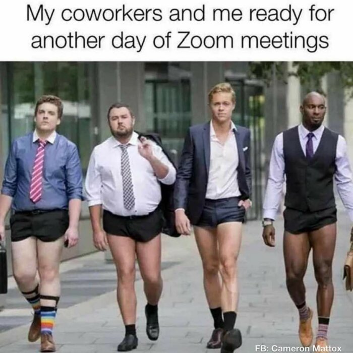 Fyra män i formella skjortor och slipsar, men med bara ben och kalsonger, går bredvid varandra på en trottoar. Text ovan: "My coworkers and me ready for another day of Zoom meetings".