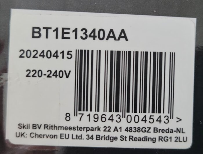 Etikett på en Skil-produkt med modellnummer BT1E1340AA, serienummer 20240415, spänning 220-240V samt streckkod och adressuppgifter för tillverkaren.