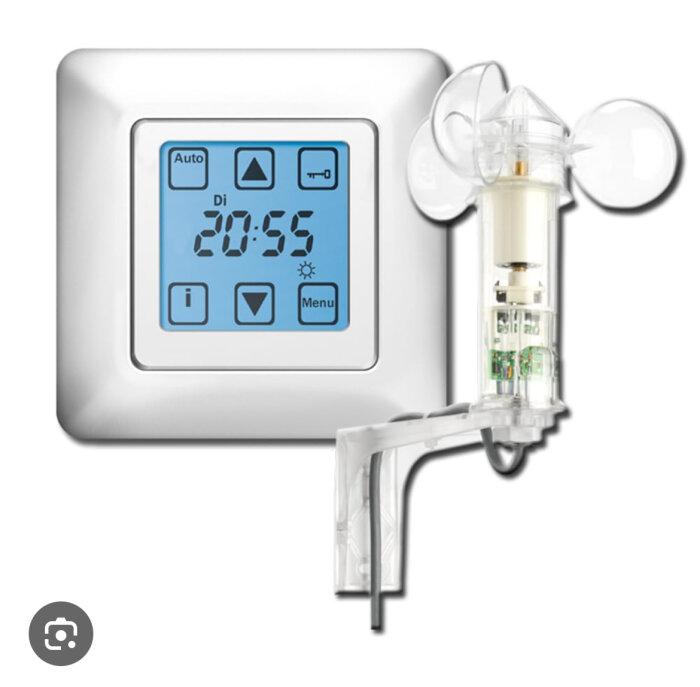 Elektronisk termostat med blå bakgrundsbelysning och väderstation med vindmätare i genomskinligt plasthölje.