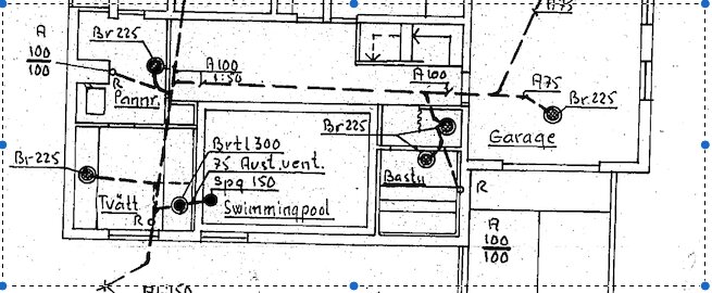 Ritning över källare med pannrum, tvättstuga, bastu, garage och swimmingpool; avloppsledning markerad.