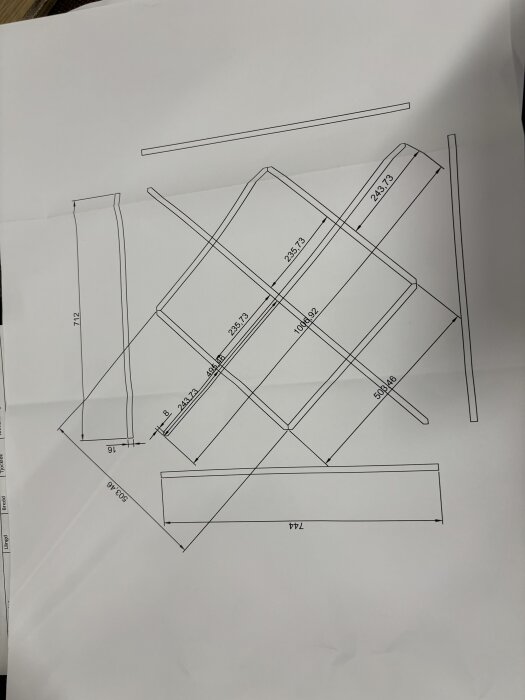 Ritning av kryssektion för vinhylla, med angivna mått och vinklar. Viser CAD-ritning med 45 graders vinklar och specifika mått för varje bit.