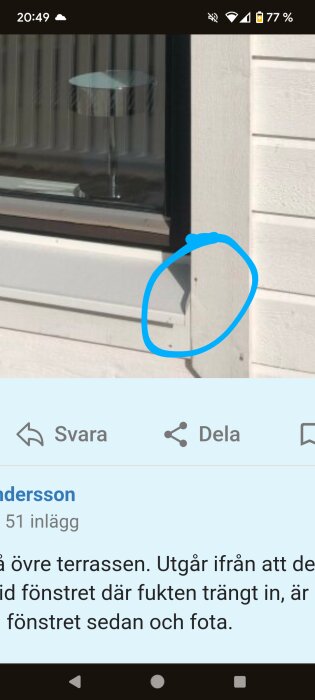 Närbild av hörnet på en fönsterkarm där fukt kan tränga in. Ett blått handritat cirkel markerar platsen för fuktinträngning.