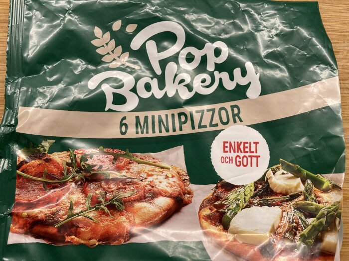 Förpackning av Pop Bakery 6 minipizzor från Coop, med texten "ENKELT OCH GOTT" och bilder på två olika minipizzor.