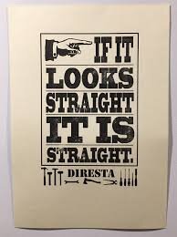 Vykort med texten "If it looks straight it is straight" och illustrationer av verktyg längst ner.