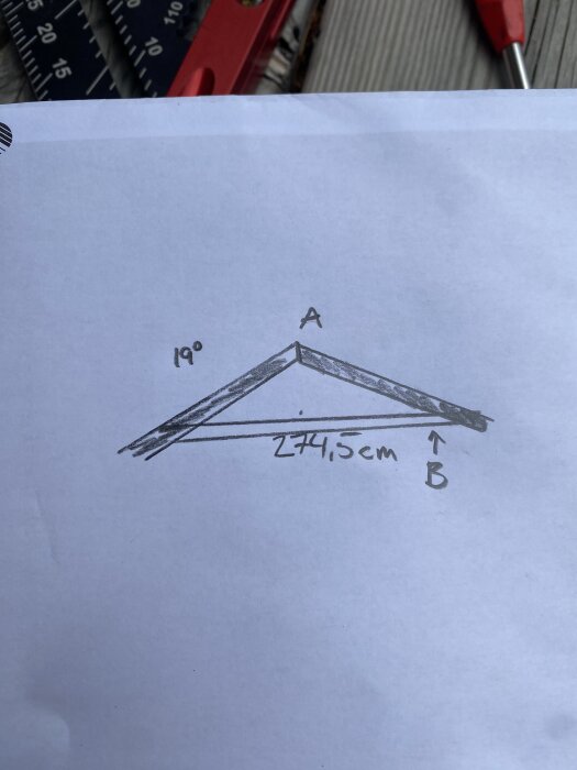 Handritad skiss av takstol med spännvidd 274,5 cm och lutning 19 grader, med vinklarna A och B markerade för beräkning av geringsvinklar.